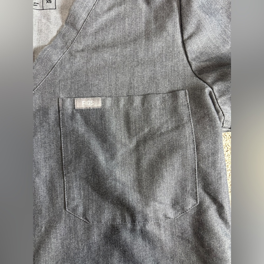 FIGS Women Catarina One Pocket Scrub Shirt Sz XS Graphite Gray Short Sleeves - Picture 4 of 5